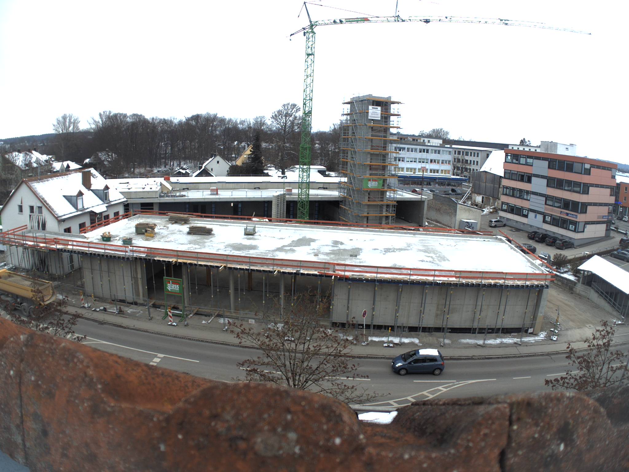 Auch die Fahrzeughalle an der Neugablonzer Straße (vorne im Bild) hat nun ein Dach.