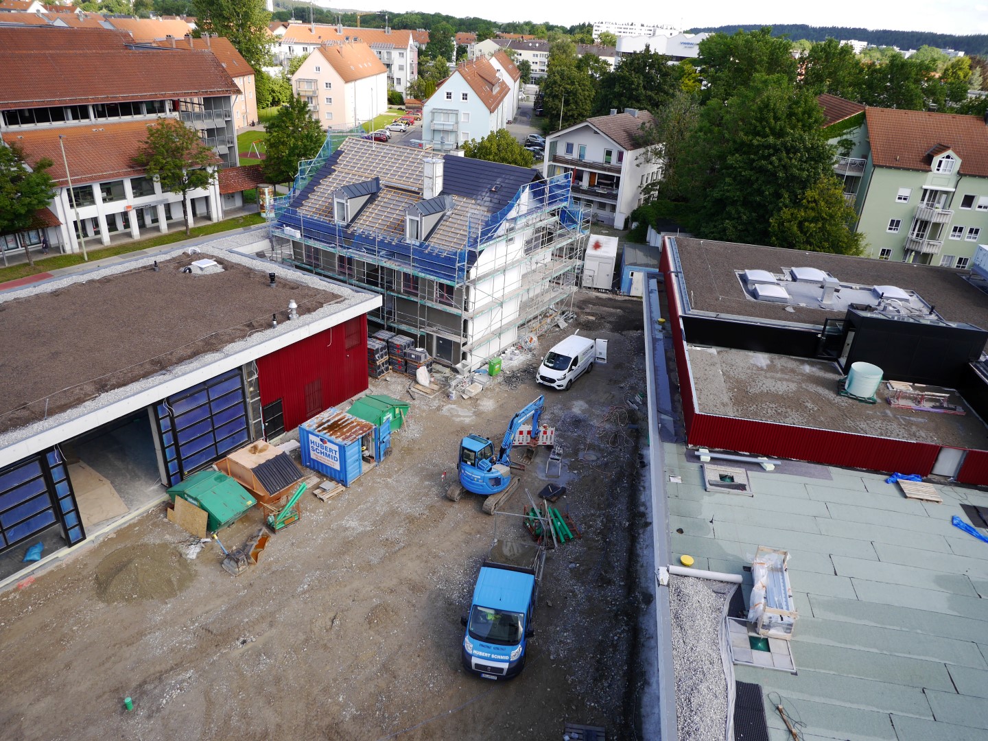Auch die Dachterasse (rot umzäunt) nimmt Gestalt an. Hier werden noch Bodenplatten verlegt. Fotos: Stadt Kaufbeuren