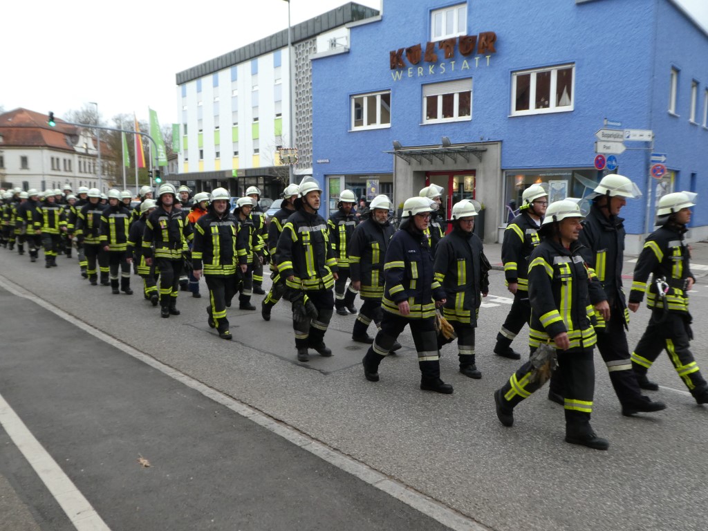 Die Kaufbeurer Feuerwehrler beim Straßenumzug in die neue Feuerwehrhauptwache. | Bildquelle: Helmut Schießler