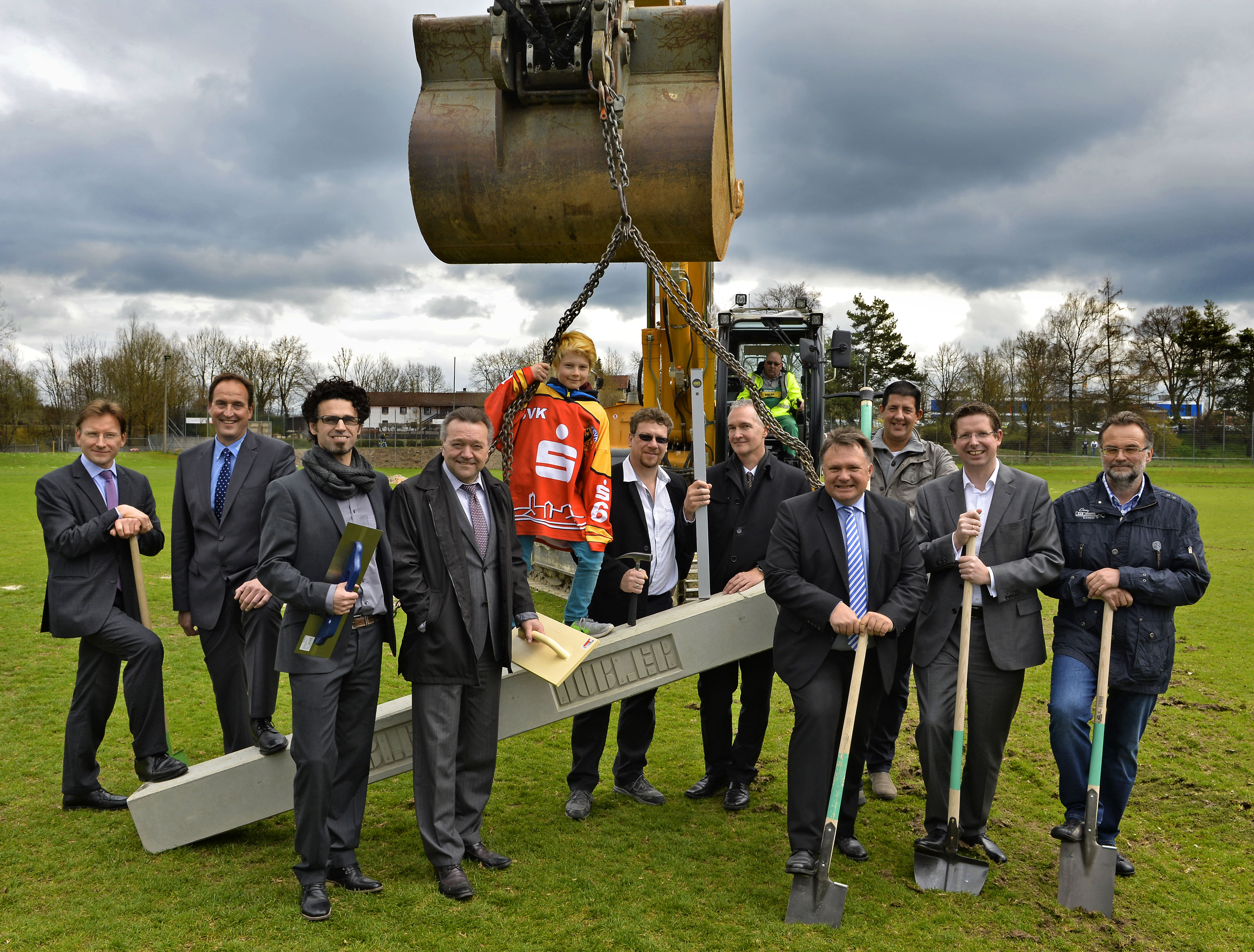 Gemeinsamer Start: Freude über den Baubeginn anlässlich des ersten Spatenstichs bei KU Vorstand Helge Carl (von links), Rolf Bauer (Vertreter der Geschäftsleitung Fa. Dobler), Architekt Dimitrios Kogios, Bürgermeister und Verwaltungsrat Ernst Holy, Jonas Mommensohn, Stadtrat und Verwaltungsrat Volker Kollmeder, KU Vorstandsvorsitzender Markus Pferner, Oberbürgermeister Stefan Bosse, Stadtrat und Verwaltungsrat Johannes Böckler, Mitglied des Bundestages Stephan Stracke und Stadtrat und Verwaltungsrat Helmut Folter. Foto: KU Eisstadion Kaufbeuren