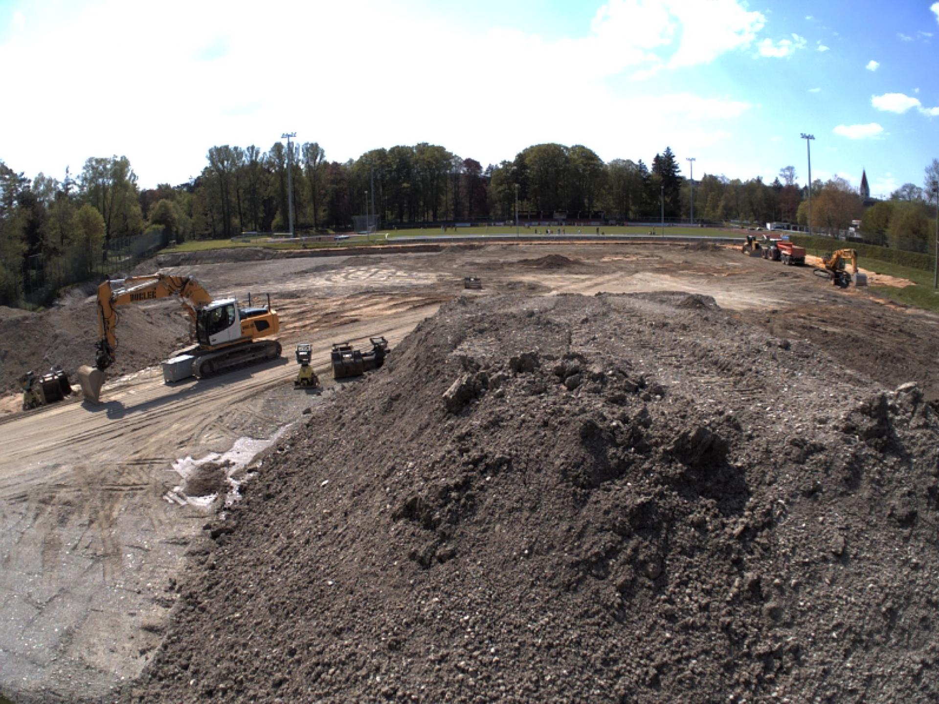 Nach der Vorbereitung des Untergrunds für das neue Eisstadion beginnen nun die Rohbauarbeiten.
Foto: KU Eisstadion Kaufbeuren, Webcam vom 07.05.2016