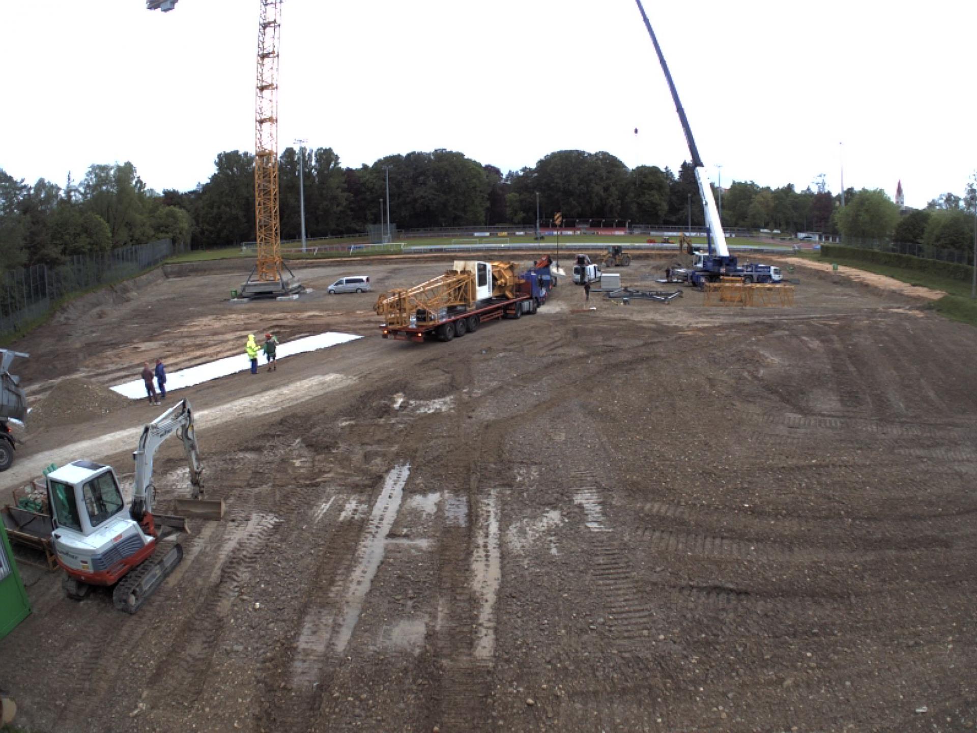 Zwei Baukräne für das neue Eisstadion