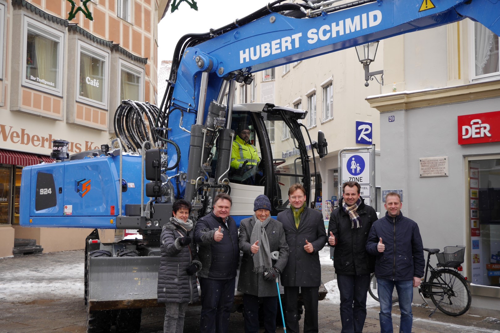 Ortstermin mit dem beauftragten Bauunternehmen Hubert Schmid: 
(v.l.n.r.) Brigitte Schröder (Firma Hubert Schmid), Oberbürgermeister Stefan Bosse, Hubert Schmid, Baureferent Helge Carl, Jens Krause, Leitung Tiefbau bei Hubert Schmid und Uwe Seidel, Leiter der Abteilung Tiefbau bei der Stadt Kaufbeuren