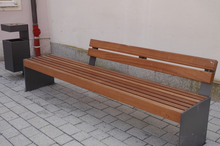 Die Bänke bestehen aus langlebigem, unlasiertem Hartholz. Durch UV-Strahlen und die Witterung wird es im Lauf der Zeit auf natürliche Art und Weise „ergrauen“.