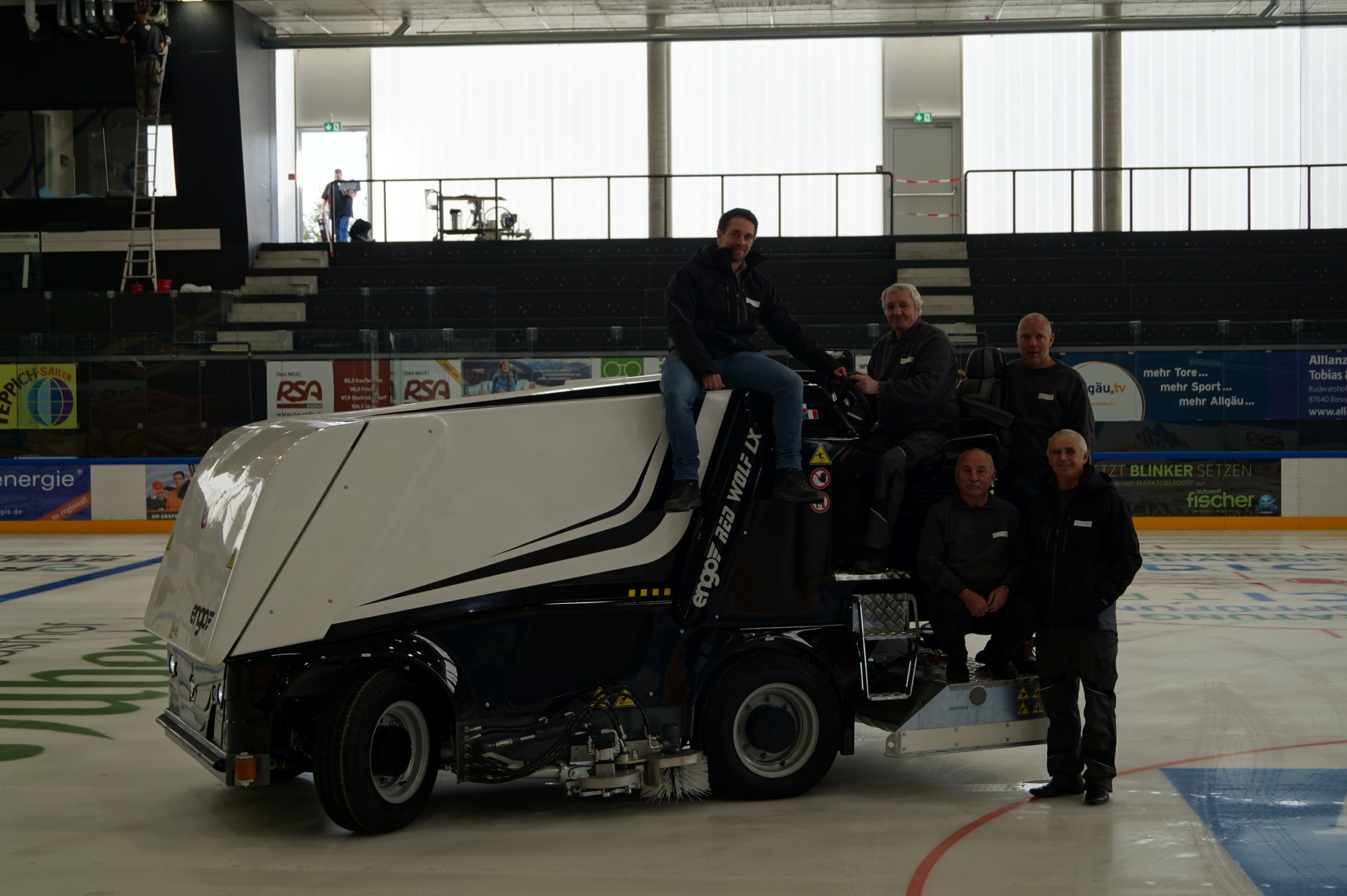 Ein ganz besonderer Moment für die Eismeister und Dominik Petzka, Betriebsleiter: Erster Einsatz der neuen Eismaschine in der erdgas schwaben arena 
Bildquelle: KU Eisstadion Kaufbeuren AöR