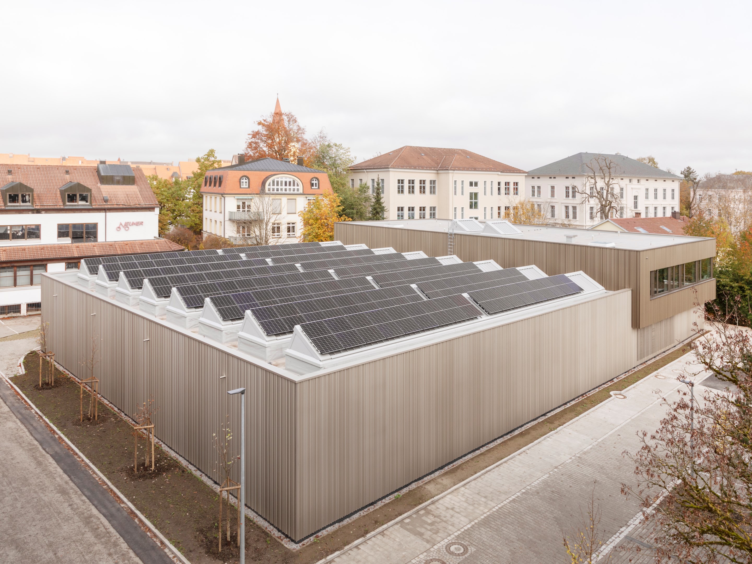 Die fertige Turnhalle - Außenansicht.
Bild: Celia Uhalde Photographie