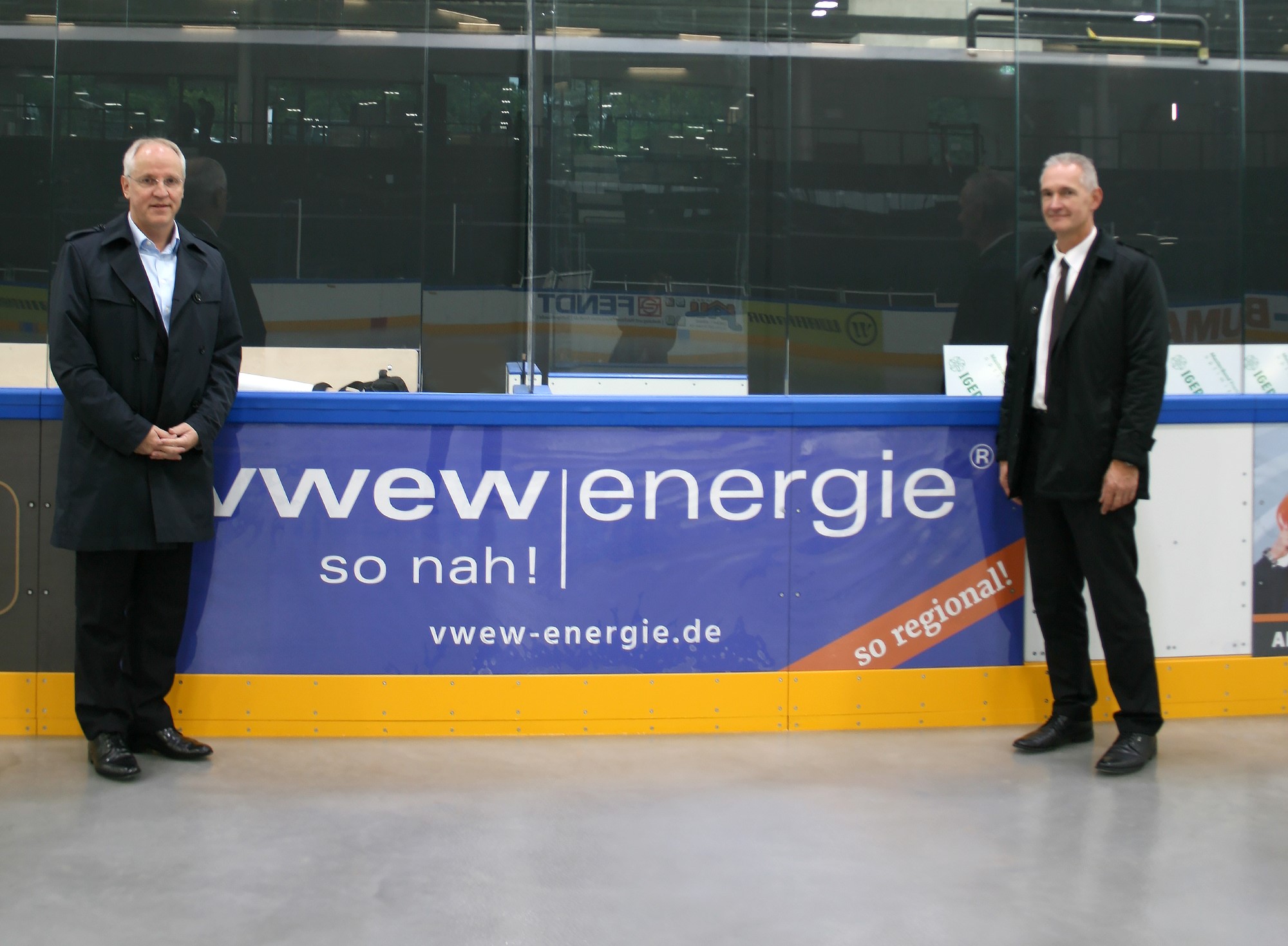 Auf der Eisfläche: Geschäftsführer der VWEW-energie Stefan Fritz und Vorstandsvorsitzender Markus Pferner freuen sich über die erste Eisbereitung im neuen Stadion. 
Bildquelle: VWEW-energie