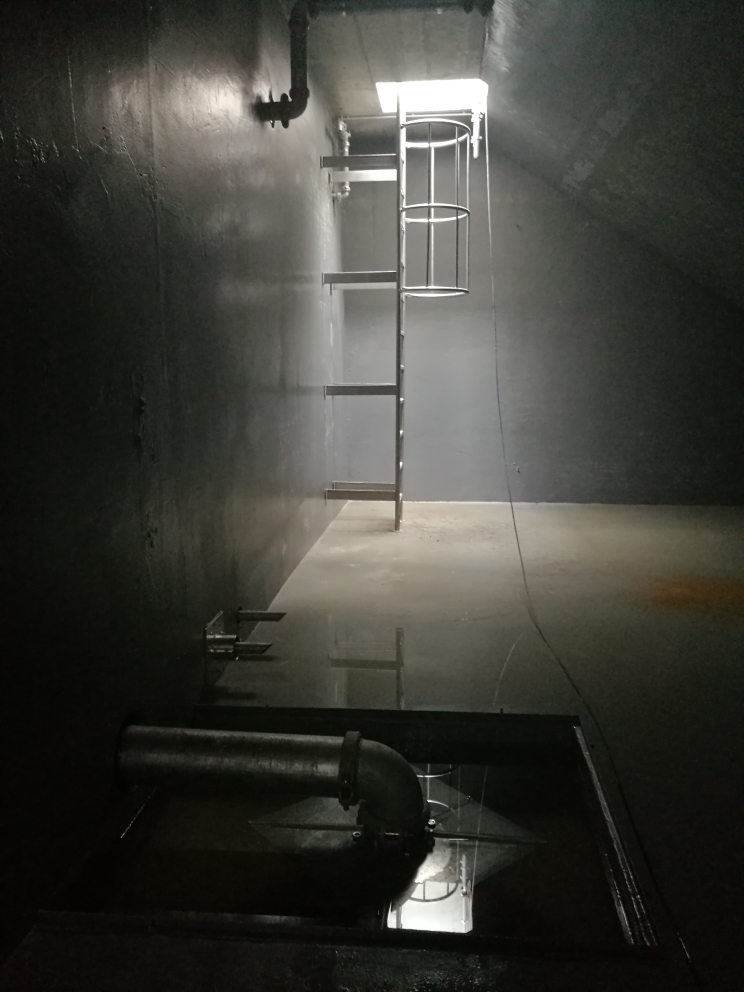 Auf dem Foto zu sehen ist ein sicherlich einmaliger Blick in den Sprinklertank während der Bauphase.