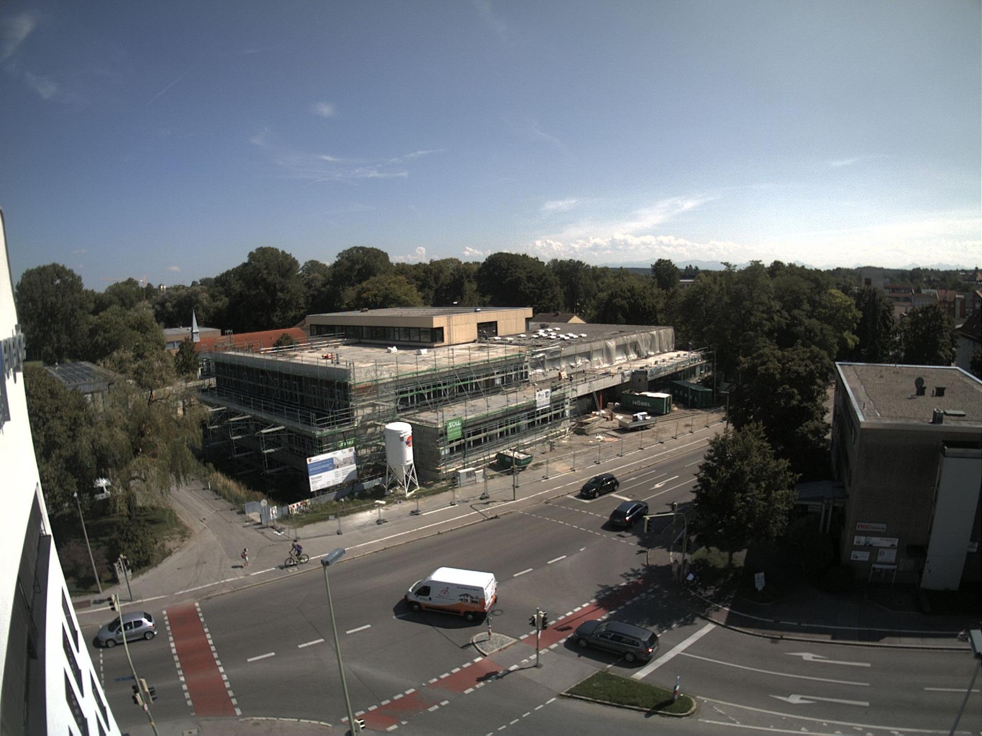 Noch wird die Baustelle von der Sonne beschienen, die Vorbereitungen für die kalte Jahreszeit laufen aber schon. | Quelle: Stadt Kaufbeuren