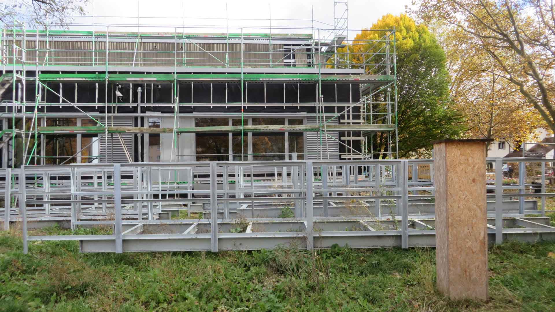 Die Stahlkonstruktion für das Dach ist noch am Boden,  Anfang November geht es damit „hoch hinaus“. Bildquelle: Stadt Kaufbeuren