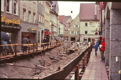  Balanceakt auf Brettern